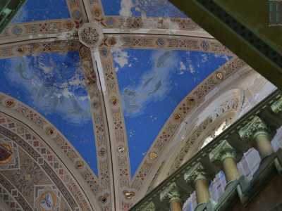 ...mentre la percorriamo i nostri occhi navigano verso l�alto, attratti dall�azzurro dell�affresco presente sulla cupola dove sullo sfondo ceruleo risaltano i segni zodiacali dipinti di bianco